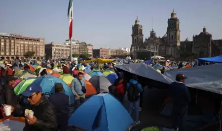 CNTE instala plant�n en el Z�calo capitalino