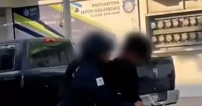 Menor mata a dos maestras con rifle AR-15