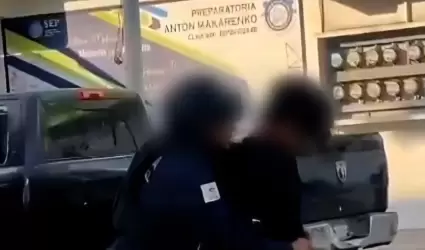 Menor mata a dos maestras con rifle AR-15