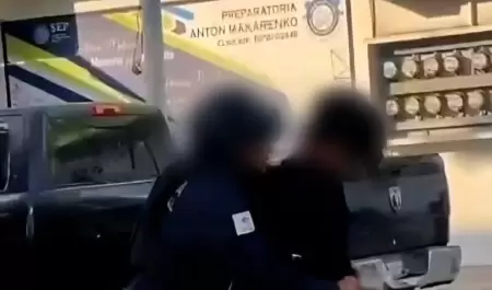 Menor mata a dos maestras con rifle AR-15