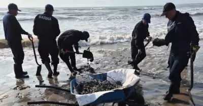 Oleadas de hidrocarburo comenzaron a recalar en playas de Pajapan. Derrame de pe