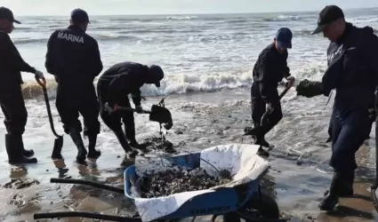 Oleadas de hidrocarburo comenzaron a recalar en playas de Pajapan. Derrame de pe