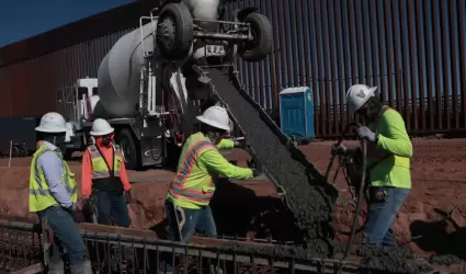 Instalan secci�n de un nuevo muro fronterizo entre Santa Teresa, Nuevo M�xico, y