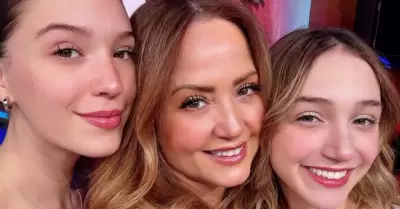 Andrea Legarreta y sus hijas