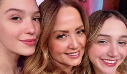 Andrea Legarreta y sus hijas