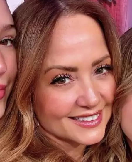 Andrea Legarreta y sus hijas