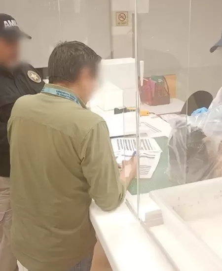 Autoridades de Salud de Sonora entregan a laboratorio especializado en Ciudad de