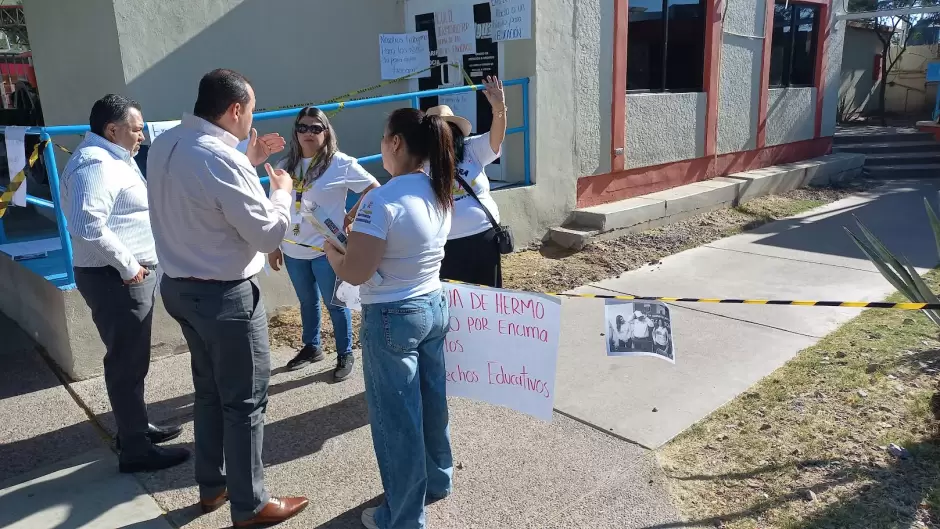 Secretario del Ayuntamiento dialoga con manifestantes