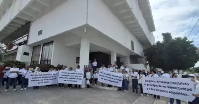 Jubilados de CFE protestan en el Congreso