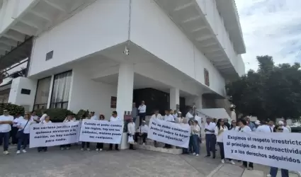 Jubilados de CFE protestan en el Congreso