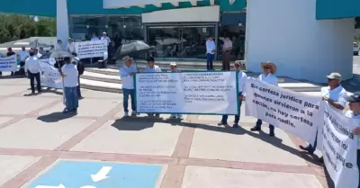 Jubilados protestan contra tope a pensiones frente a la CFE.
