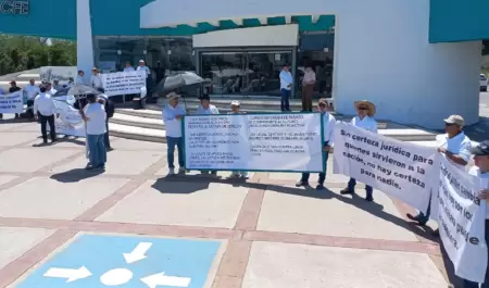 Jubilados protestan contra tope a pensiones frente a la CFE.