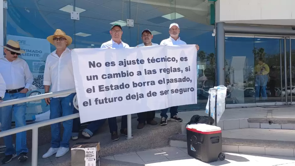 Jubilados protestan contra tope a pensiones frente a la CFE.