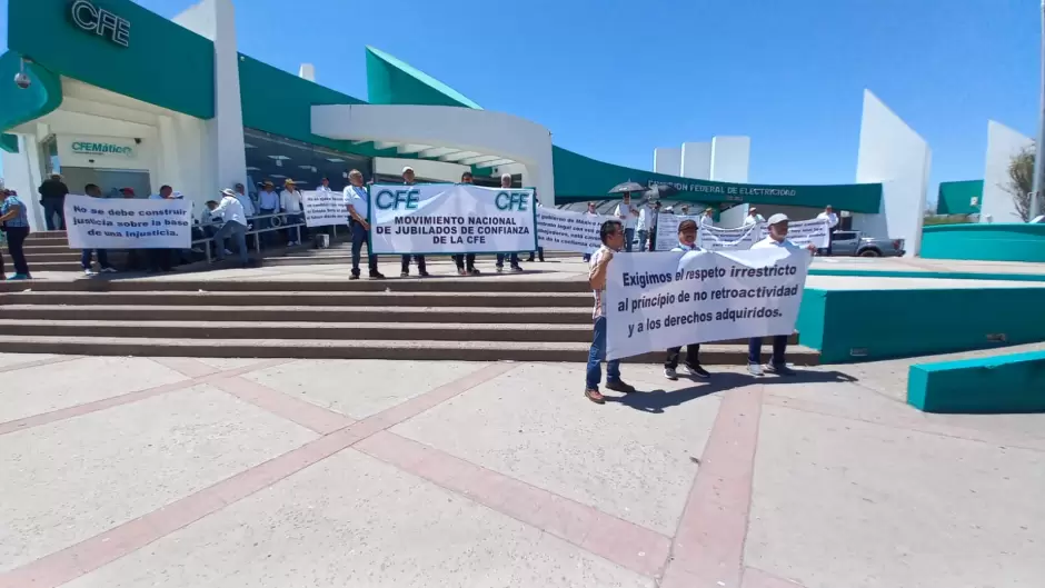 Jubilados protestan contra tope a pensiones frente a la CFE.