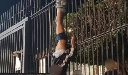 Queda colgado al intentar robar en parroquia