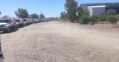 Fila de camiones recolectores en el relleno sanitario