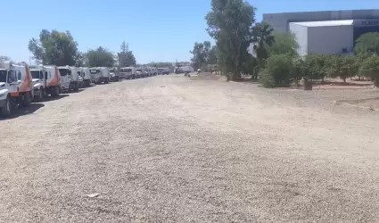 Fila de camiones recolectores en el relleno sanitario