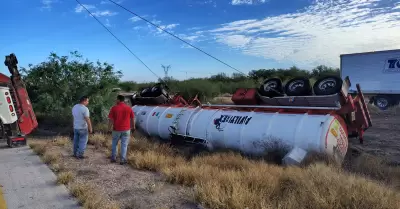 Vuelca pipa cargada con combust�leo en carretera Estaci�n Don Navojoa.