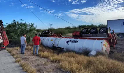 Vuelca pipa cargada con combust�leo en carretera Estaci�n Don Navojoa.
