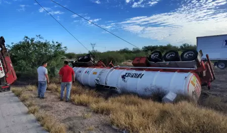 Vuelca pipa cargada con combust�leo en carretera Estaci�n Don Navojoa.