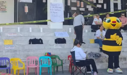 Asociaci�n de estancias infantiles cierra todos los accesos al Congreso