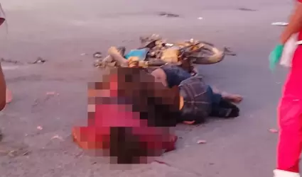 Motocicleta con tres tripulantes fue embestida por un tr�iler