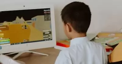 Ni�o jugando videojuegos