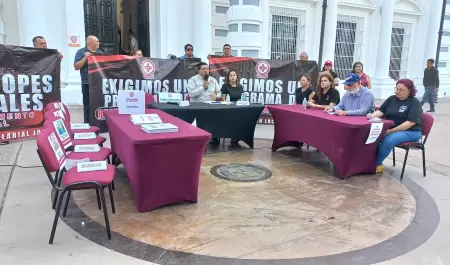 Mesa de negociaci�n instalada por el Steus en Palacio de Gobierno