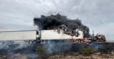 Incendio de tr�iler en Carretera Federal M�xico 15