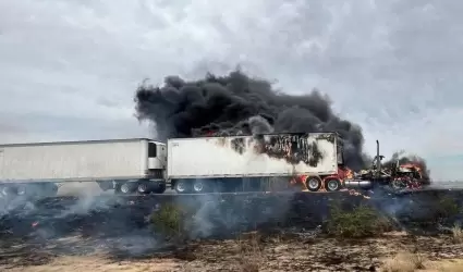 Incendio de tr�iler en Carretera Federal M�xico 15