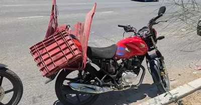 Auto embiste a motociclista