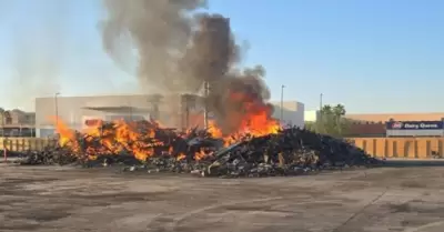 Incendio en escombros de Sam's Club