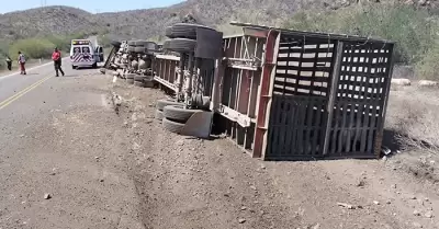 Tr�iler volcado en la carretera a Ures