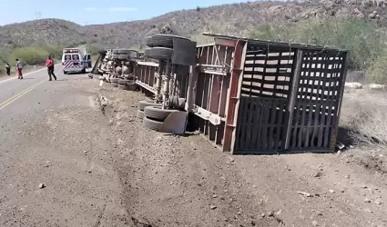 Tr�iler volcado en la carretera a Ures