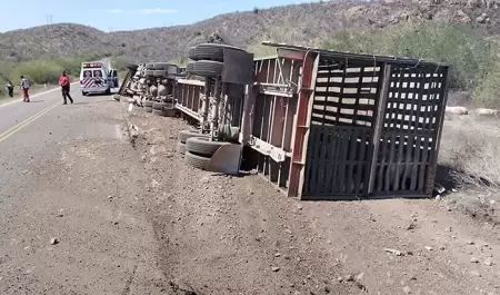Tr�iler volcado en la carretera a Ures