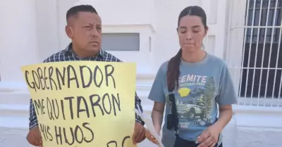 Pareja pide que DIF de SLRC les regrese a sus hijos