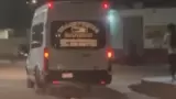 Conductor arrastra a perro