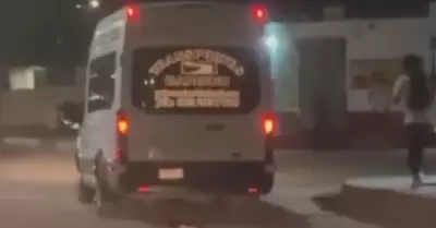 Conductor arrastra a perro