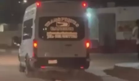 Conductor arrastra a perro