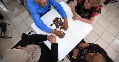 Torneo de domin� para adultos mayores.