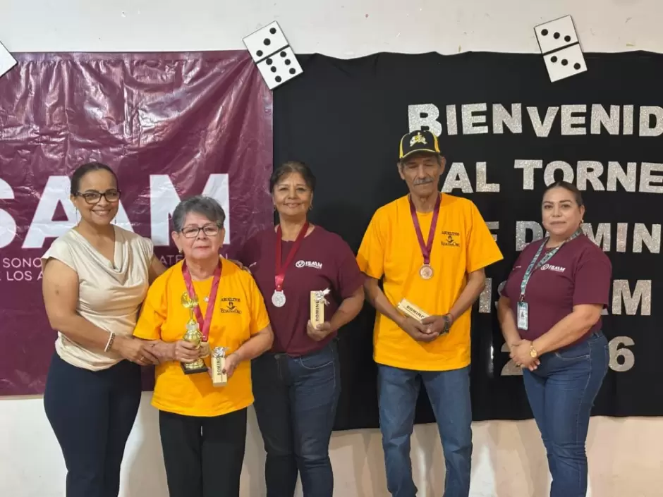torneo de dominó para adultos mayores.