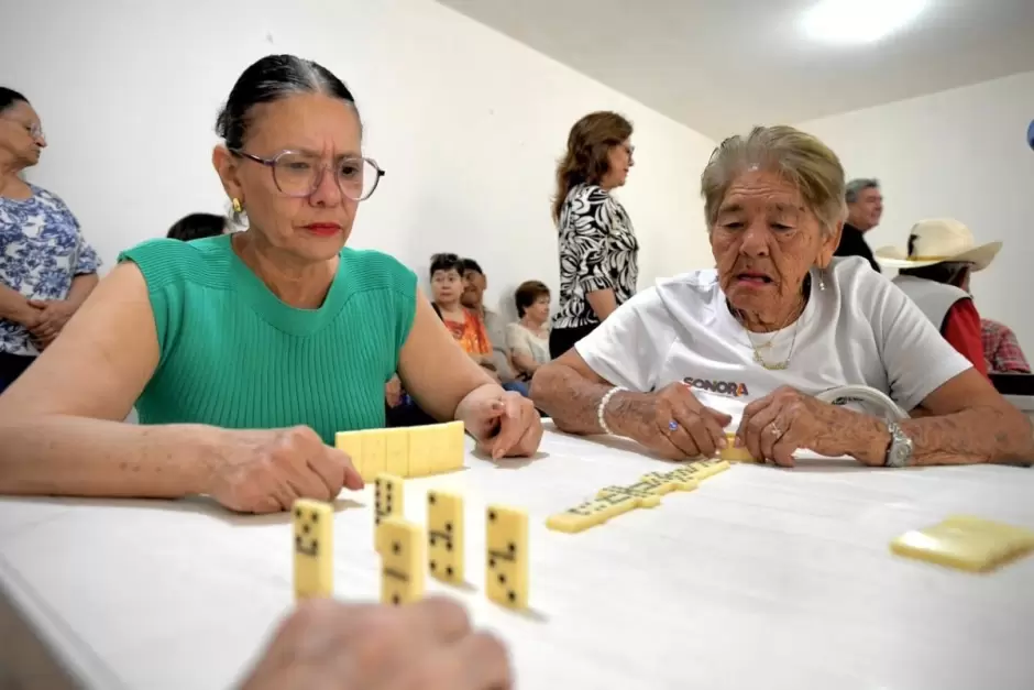 torneo de dominó para adultos mayores.