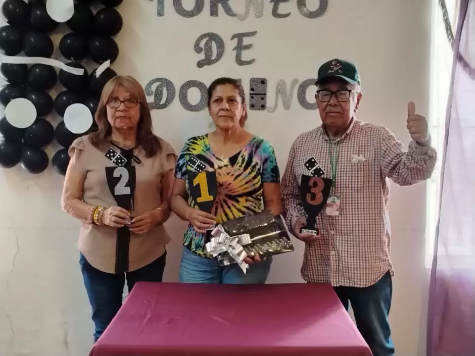 torneo de dominó para adultos mayores.