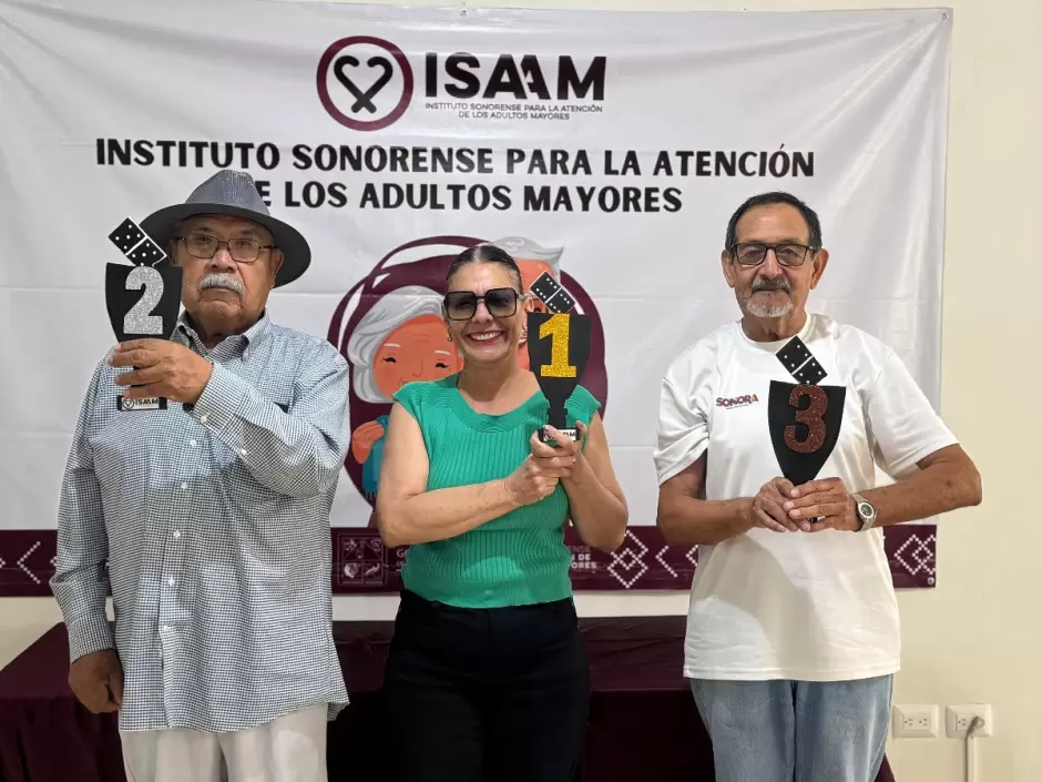 torneo de dominó para adultos mayores.