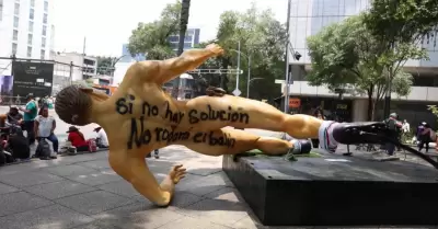 Maestros de la CNTE derribaron y vandalizaron algunas esculturas instaladas con 