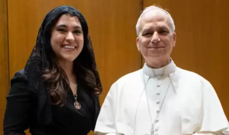 Mar�a Montserrat Alvarado y el papa Le�n XIV