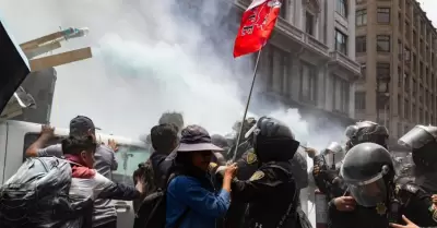Maestros de la Secci�n 22 de la CNTE se enfrentan con polic�as de la Ciudad de M