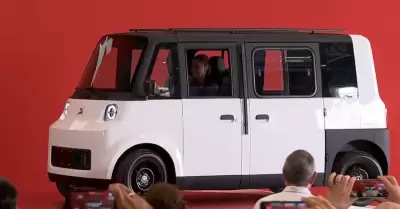 Claudia Sheinbaum manejando auto Olinia