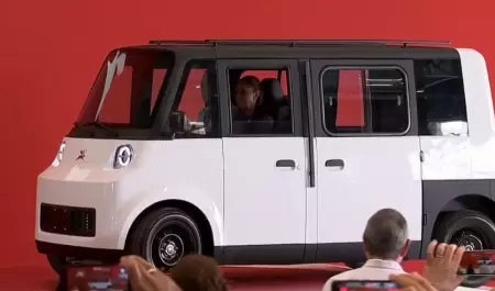 Claudia Sheinbaum manejando auto Olinia