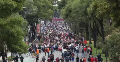 Secciones de la CNTE se alistan para ponerse en marcha hacia el estadio Azteca.